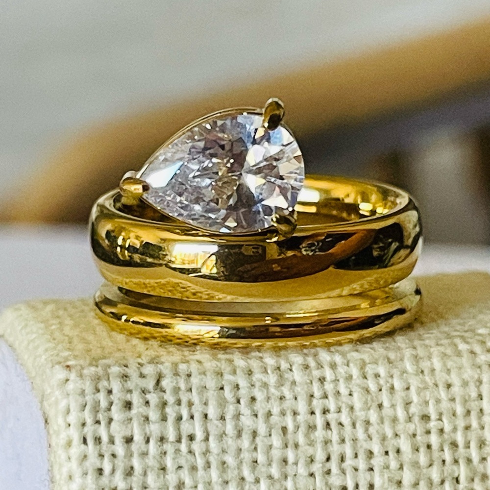 Classic Gold thick wrap Band Ring with teardrop shaped stone approx size 6.25